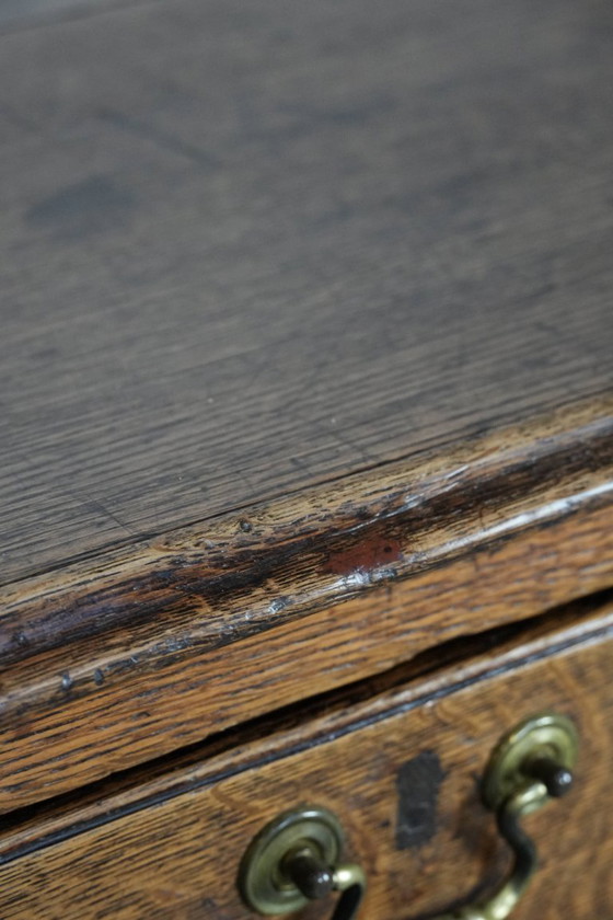 Image 1 of Commode anglaise ancienne en chêne du XVIIIe siècle