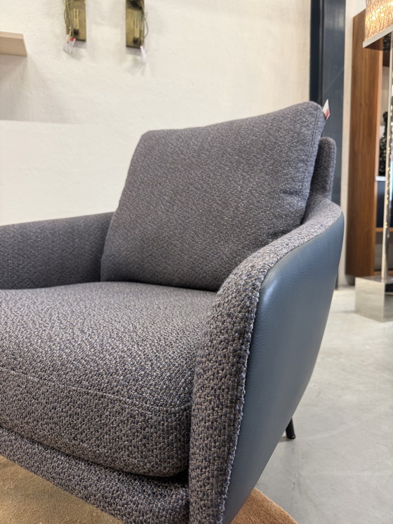 Image 1 of Poltrona Jon di Rolf Benz con poggiapiedi in tessuto e pelle.