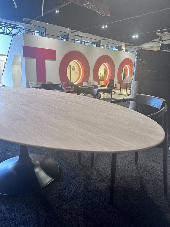 Image 1 of Mesa con patas de tulipán