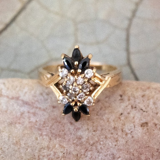 Anello vintage color oro con strass neri e trasparenti: design elegantemente dettagliato. (photo 3 of 11)