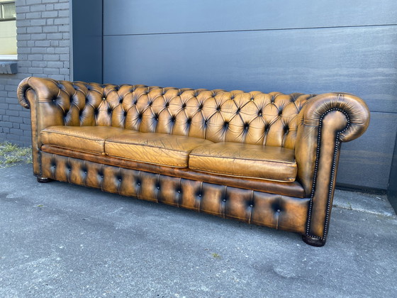 Image 1 of Magnifique ensemble de canapés Chesterfield vintage 3+1+1 places, brun doré