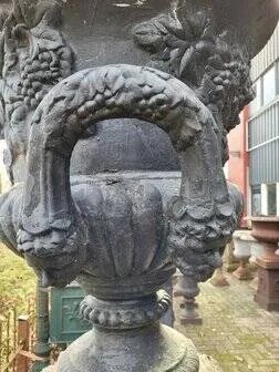 Grote antieke gietijzeren plantenbakken op sokkel jardinière, Zwart, Vintage (foto 4 van 14)