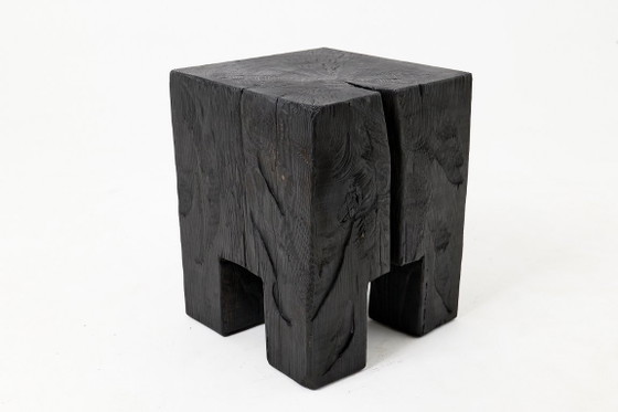 Image 1 of Table d'appoint/tabouret rustique sculptural, en chêne noir brûlé, sculpté, pièce unique, Logniture