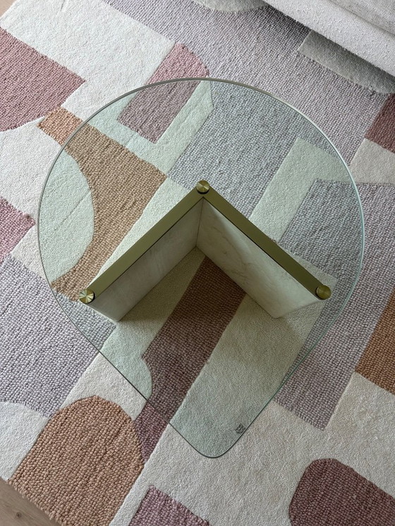 Image 1 of Glazen druppelvormige salontafel op travertin poot 