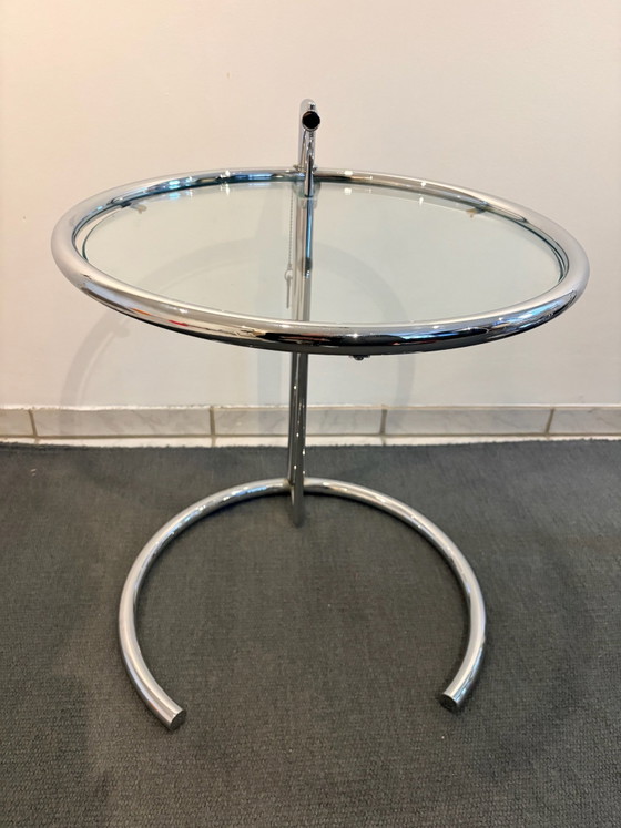 Classico del design: Eileen Gray E-1027 Tavolino (VW 85) – Tavolini, Cromo, Vetro (photo 2 of 5)