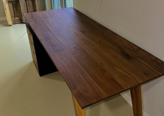 Image 1 of Bureau en noyer massif