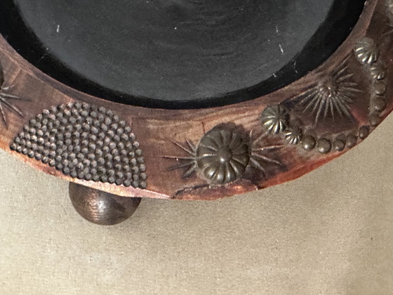 Image 1 of Vide Poche Tripode en Bois Sculpté ornements Metal - Mi-XX e siècle 