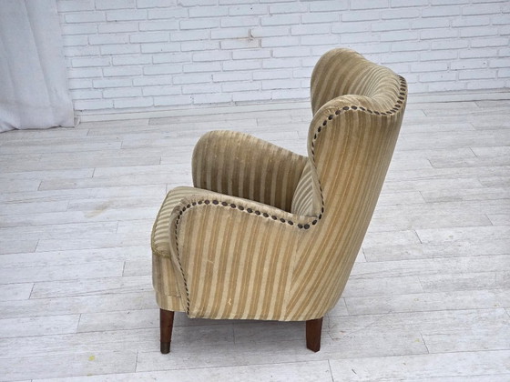 Image 1 of Dänischer Sessel aus den 1960er Jahren, hellgrüner Möbelveloursbezug, Buchenholz.