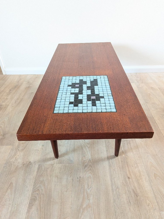 Table basse en teck de style moderne du milieu du siècle avec incrustation de mosaïque (attribuée à Wébé) (photo 8 of 13)