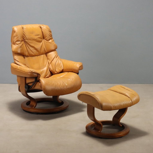 Ekornes Armchair with Footstool – fauteuils, Leather