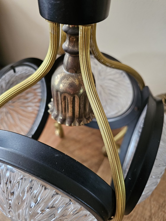 Image 1 of Lampada a sospensione vintage in ottone e nero con 4 paralumi in vetro
