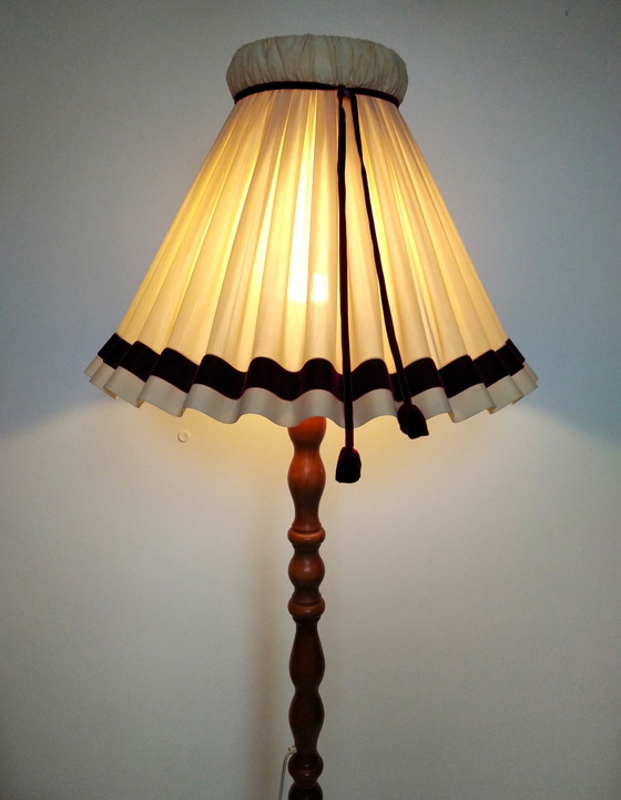 Image 1 of Lampadaire vintage en bois moyen avec son abat-jour d'origine, 1970's