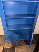 Ein blauer Schrank zum Beispiel für Bücher