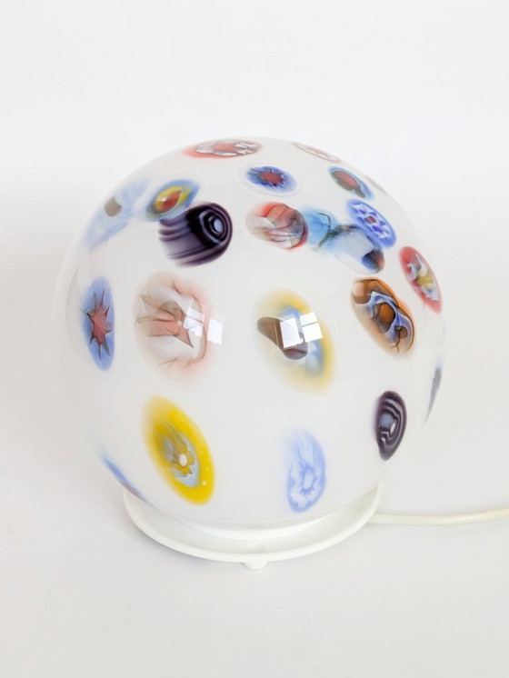 Image 1 of Vintage tafellamp uit de jaren 90 in millefiori-stijl met glazen bol, Italiaanse kunstglazen bol met witte voet.