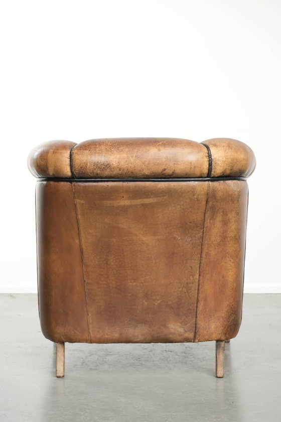 Image 1 of Joli fauteuil club vintage en peau de mouton de style anglais