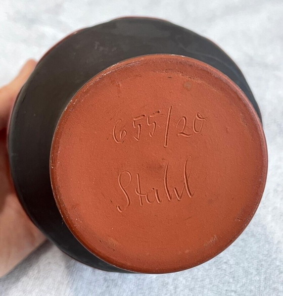 Image 1 of Wendelin Stahl 655-20 vaas, geometrisch rood en zwart (driehoeken), Duits atelierkeramiek uit het midden van de 20e eeuw