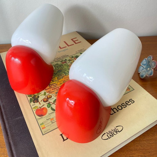 Coppia di applique vintage in vetro opalino bianco e plastica