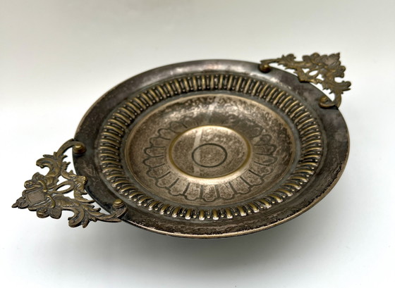 Image 1 of Ciotola con piede placcata in argento e manici rocaille – stile storicista