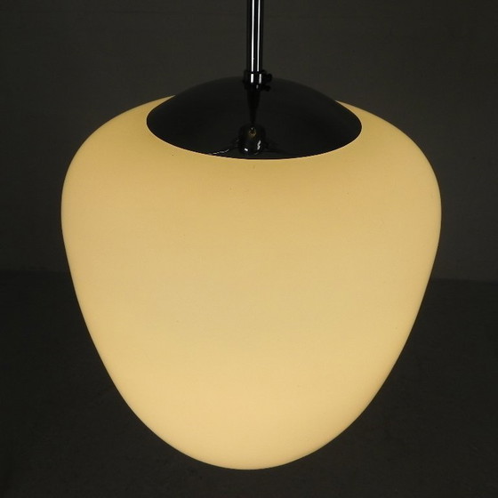 Image 1 of Vintage schoollamp met witte matglazen kap en verchroomd armatuur, jaren 50