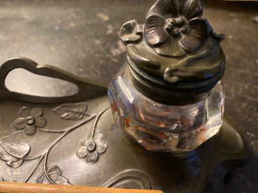 Art Nouveau inktpot en pennenhouder, gesigneerd R. Elias - Jonge vrouw met bloemen – decoratieve objecten (photo 2 of 6)