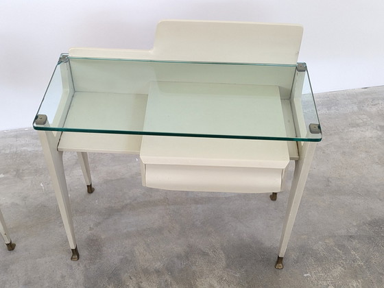 Image 1 of Mesilla de noche - Latón, Cristal, Madera - Pareja de mesillas de noche, de madera lacada en blanco, con tapa de cristal.