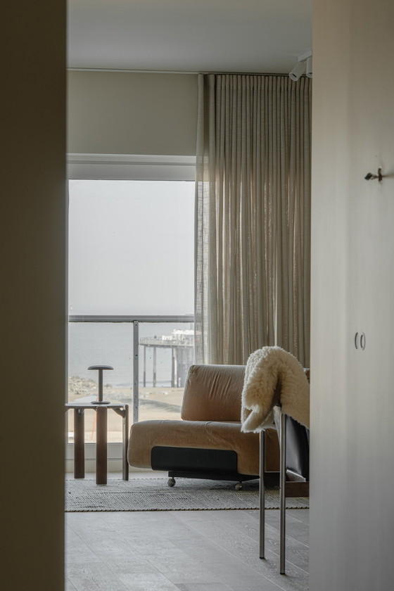 Image 1 of Fauteuil roulant en velours (sur roues)