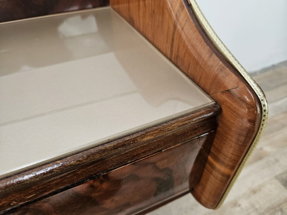 Image 1 of Tocador de madera de raíz con estante doble de cristal.