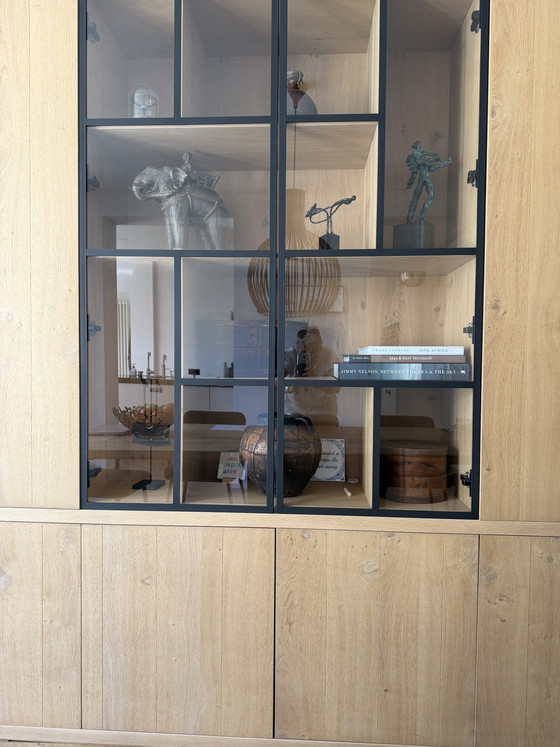 Image 1 of Eiken wandkast met zwart stalen vitrinedeuren