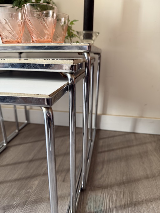 Mimi set Tavolini impilabili metà secolo bianchi con finiture cromate