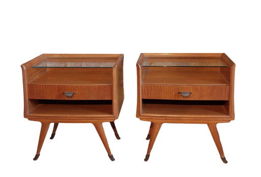 Par de mesitas de noche de mediados de siglo fabricadas por La Permanente.