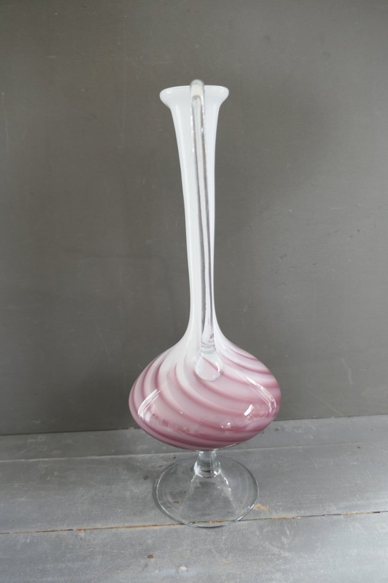 Image 1 of Vaso italiano vintage su piede bianco viola