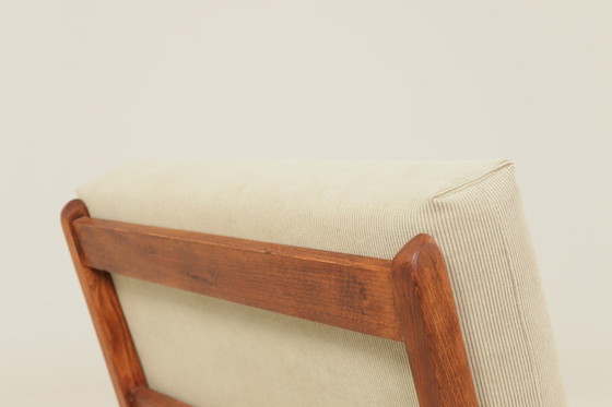 Image 1 of Poltrona vintage in velluto a coste color oliva con struttura in legno, design moderno di metà secolo, 1970