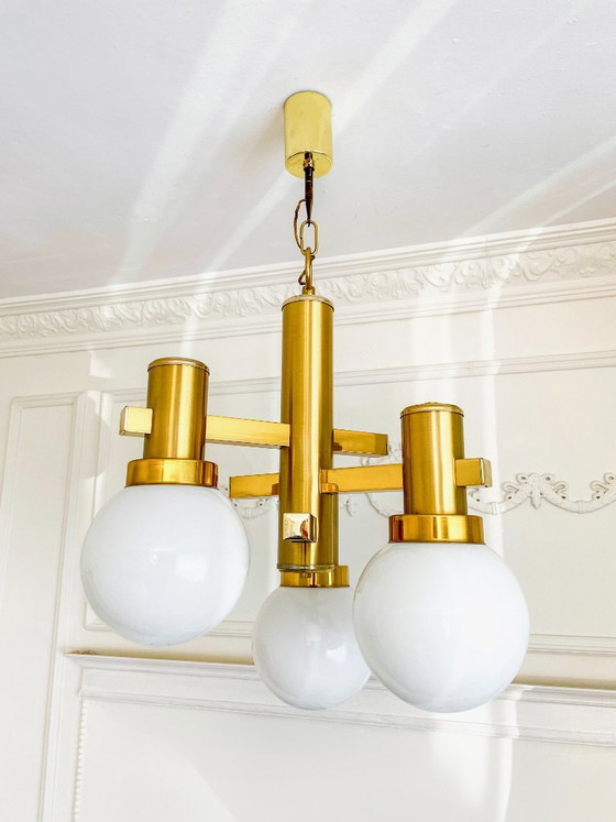 Image 1 of Vintage messing kroonluchter met opaalglas, plafondlamp uit de jaren 70 in mid-century modern stijl met 3 bollen.