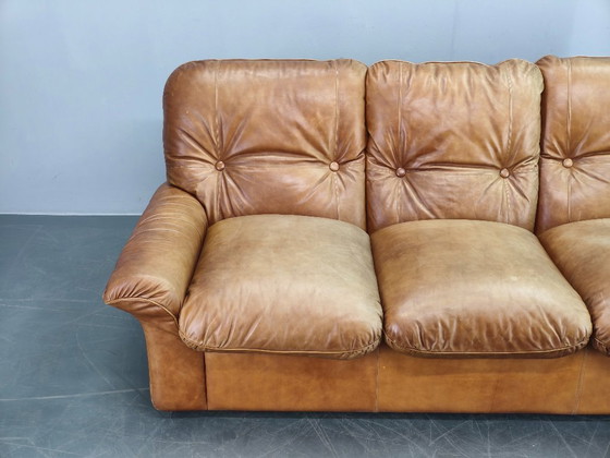 Image 1 of Arcon Italia driezitsbank uit de jaren 70, bekleed met cognacbruin buffelleer.