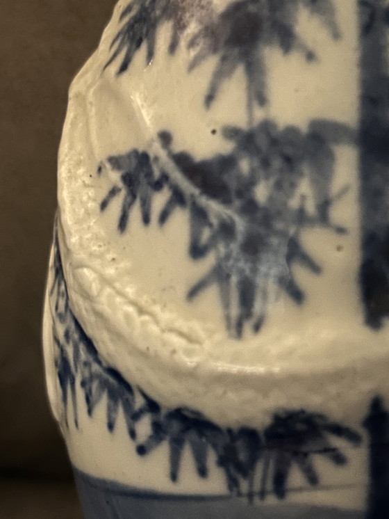 Image 1 of 2 antieke blauw witte Japanse Imari vazen 26cm met bewerkingen op het porselein 