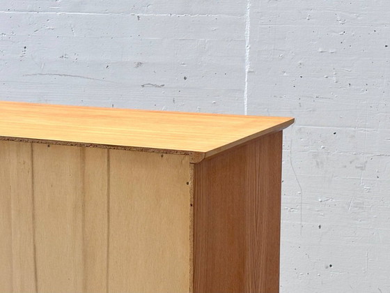 Image 1 of Commode van essenhout uit het midden van de vorige eeuw, jaren 60.