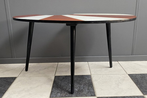 Image 1 of Mesa a rayas en forma de riñón, años 60, con tablero de formica.