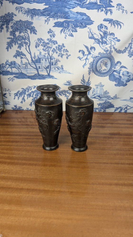 Image 1 of Coppia di vasi giapponesi in bronzo con uccelli in bassorilievo Periodo Meiji (1868-1912)