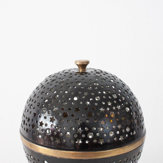 Image 1 of Lampe de table Saturn française des années 1950 en aluminium ajouré et laiton