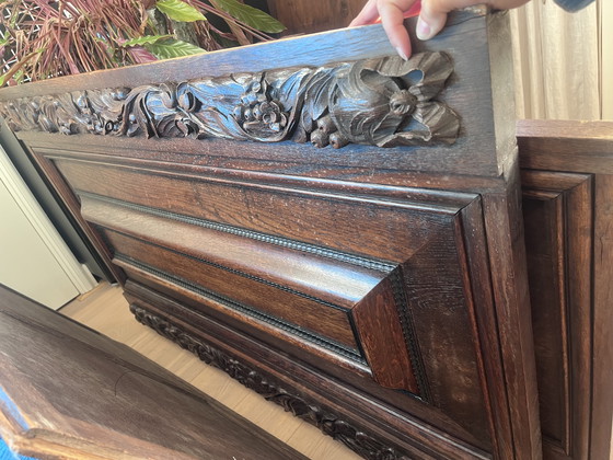 Image 1 of Armario antiguo de madera con detalles únicos