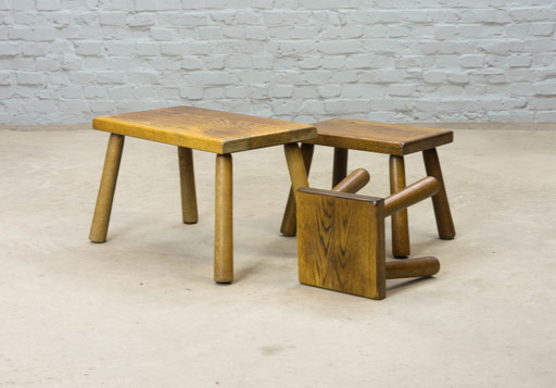 Tables / tabourets gigognes en chêne massif rectangulaire de style brutaliste de Charlotte Perriand, ensemble de 3, années 1960.