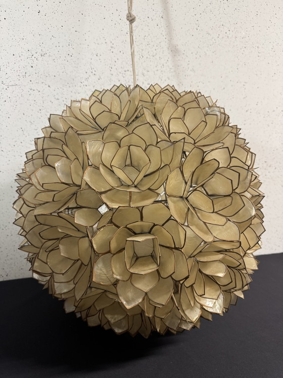 Image 1 of grande lampadario vintage composto da fiori in madreperla