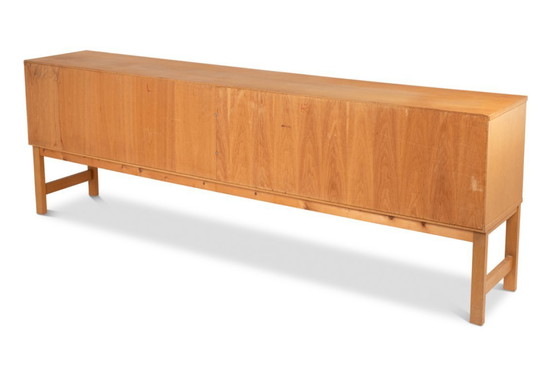 Image 1 of Aparador de roble y chapa de roble. Años 60/70.