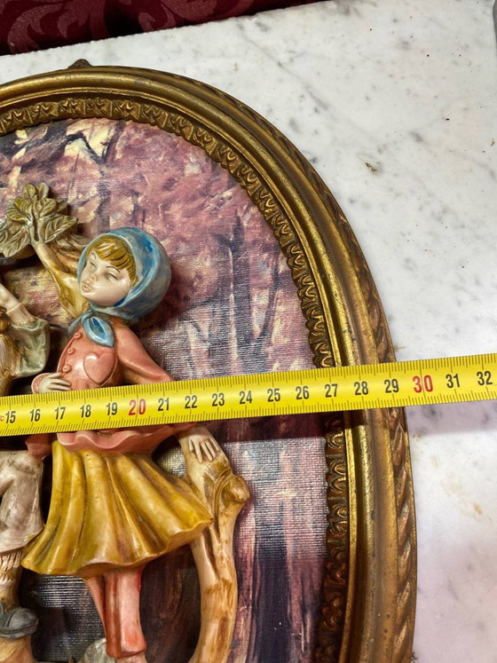Vintage Italiaanse wanddecoratie in reliëf, romantische scène, polychroom gips, gesigneerd E. Monti (photo 7 of 8)