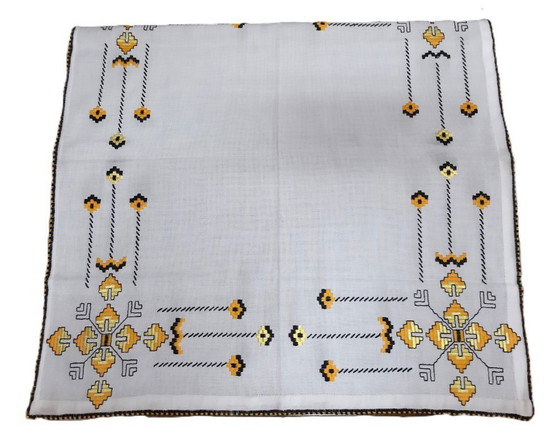 Image 1 of Tovaglia vintage ricamata a mano 68 x 63 cm