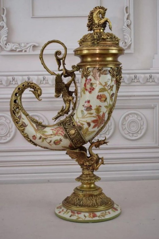 Scultura a Corno in Porcellana di Lusso con Montature in Bronzo – Imponente Capolavoro Decorativo di Alta (photo 2 of 11)