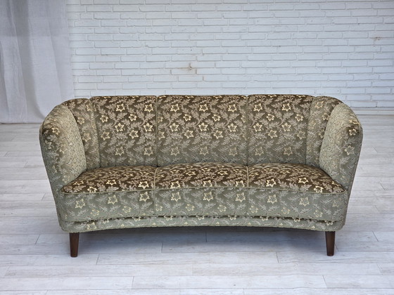 Image 1 of Divano danese a 3 posti curvo degli anni '60, velluto verde da arredamento, gambe in legno di faggio.