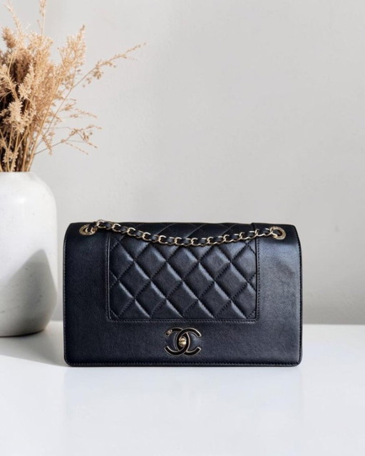 Borsa Chanel Seasonal Flap Mademoiselle - 28 cm in pelle di agnello trapuntata nera con finiture dorate, serie 23