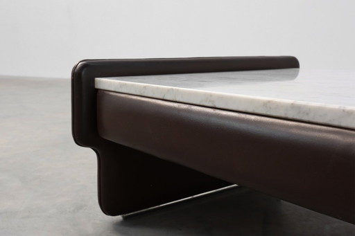 Table basse rectangulaire en cuir brun et marbre de Carrare, vers 1960
