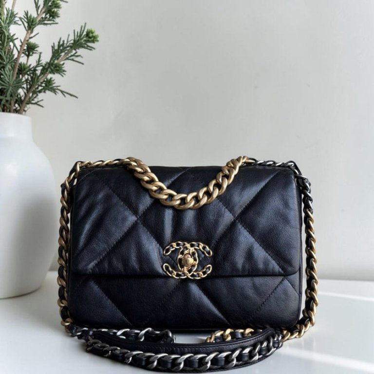 CHANEL ブラック キルティング ボディバッグ Chanel 19 Bag Small C19 - Quilted Goatskin | Shoulder bags second